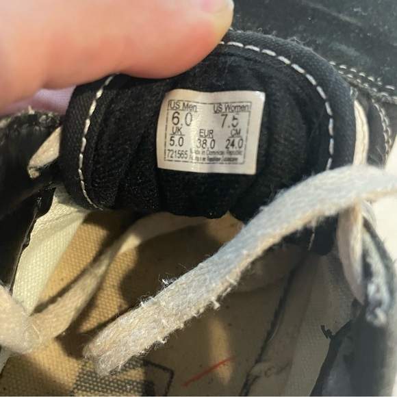 Vans Black Skate Shoes Off The Wall White Stripe Men’s 6 Women’s 7.5 Fair - Picture 7 of 10